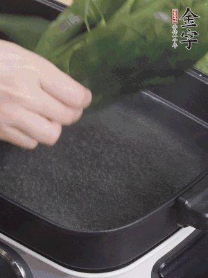 粽葉入沸水煮1分鐘，翻面再煮1分鐘，清洗干凈加水浸泡。