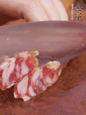 金字香腸斜切成大片。