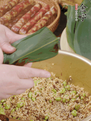 粽葉往下折，完全蓋住，兩側捏緊。