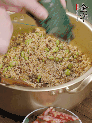 再附一張粽子，一齊向后折疊，線繩捆綁。