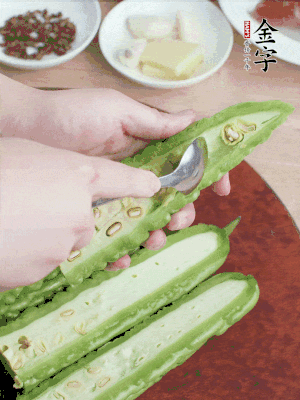 苦瓜去籽切薄片，一點鹽拌勻，10分鐘后沖洗控干。香蔥切蔥花、姜切末、蒜拍碎、干辣椒切圈。