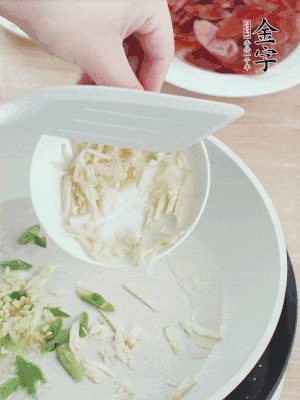 油4成熱，下蔥姜蒜、干辣椒、花椒煸出香味。