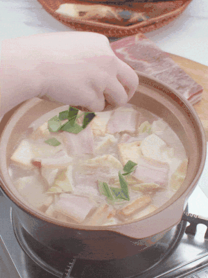 一小撮鹽、糖、雞精調(diào)味，最后撒點蒜葉點綴。