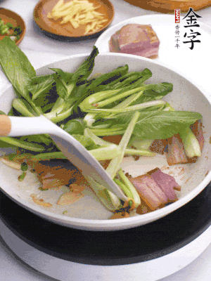 下小青菜翻炒，菜梆子變軟時(shí)，撒一點(diǎn)鹽、雞精調(diào)味。