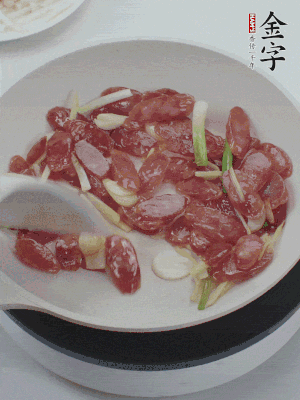 熱鍋爆香姜蒜片，下香腸炒出香味。