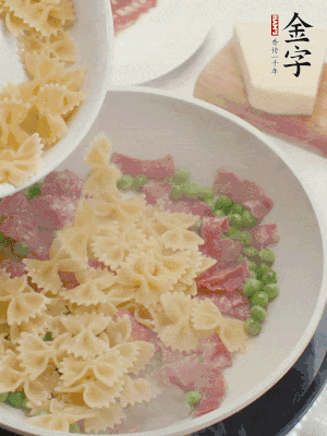 1小勺鹽調味，混合一起燉煮一下。