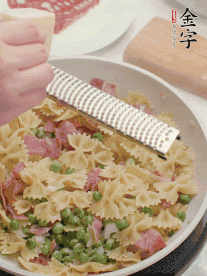 收汁后加入帕爾瑪芝士、歐芹碎和檸檬汁。