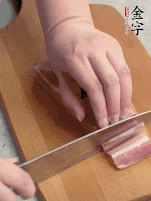 百合切去頭尾，分開洗凈;咸肉切薄片。