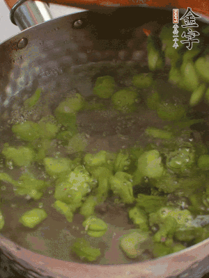 鍋中水沸，放一撮鹽，下蠶豆豆瓣焯3分鐘，下百合，3秒撈出，一起撈出瀝水。