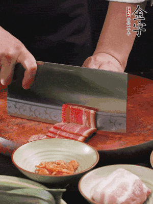 金字火腿上方切薄片，鮮五花肉切薄片。