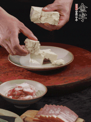 一塊老豆腐掰成大塊。