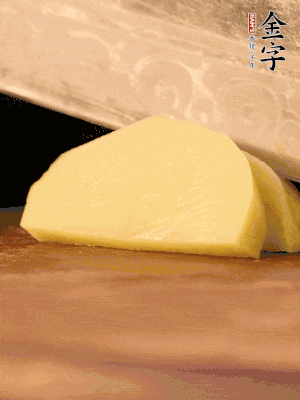 土豆去皮切丁。水開(kāi)后，放入鍋中煮2-3分鐘，撈出瀝干水分。