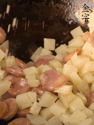 再放烤腸片煎熟。撒點(diǎn)鹽、孜然粉、辣椒面。