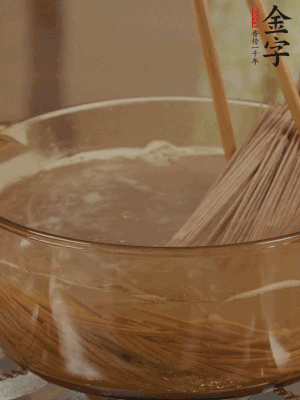 水開后下蕎麥面，煮2分鐘后過涼水備用。