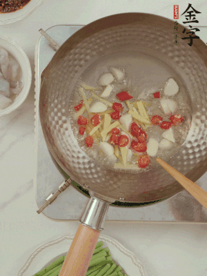 油7成熱時，下大蒜粒、姜絲、小米辣煸香。