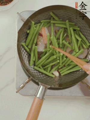 下掰好的缸豆段翻炒，略燜煮。