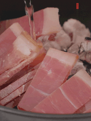 排骨、黃鱔段、金字火腿片放入砂鍋中，加沒過食材的水。