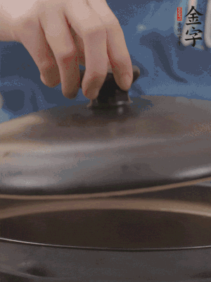 大火煮開后轉(zhuǎn)小火，燉煮20分鐘左右。