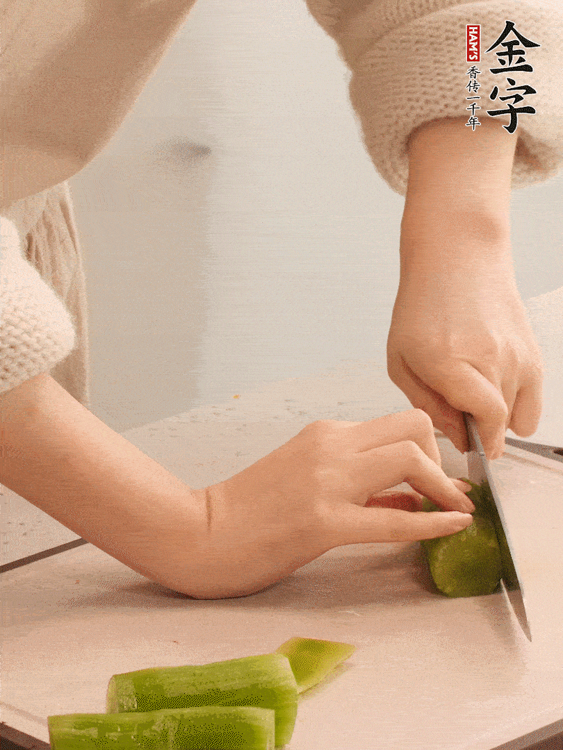 萵筍和白蘿卜用擦絲器擦成細絲。