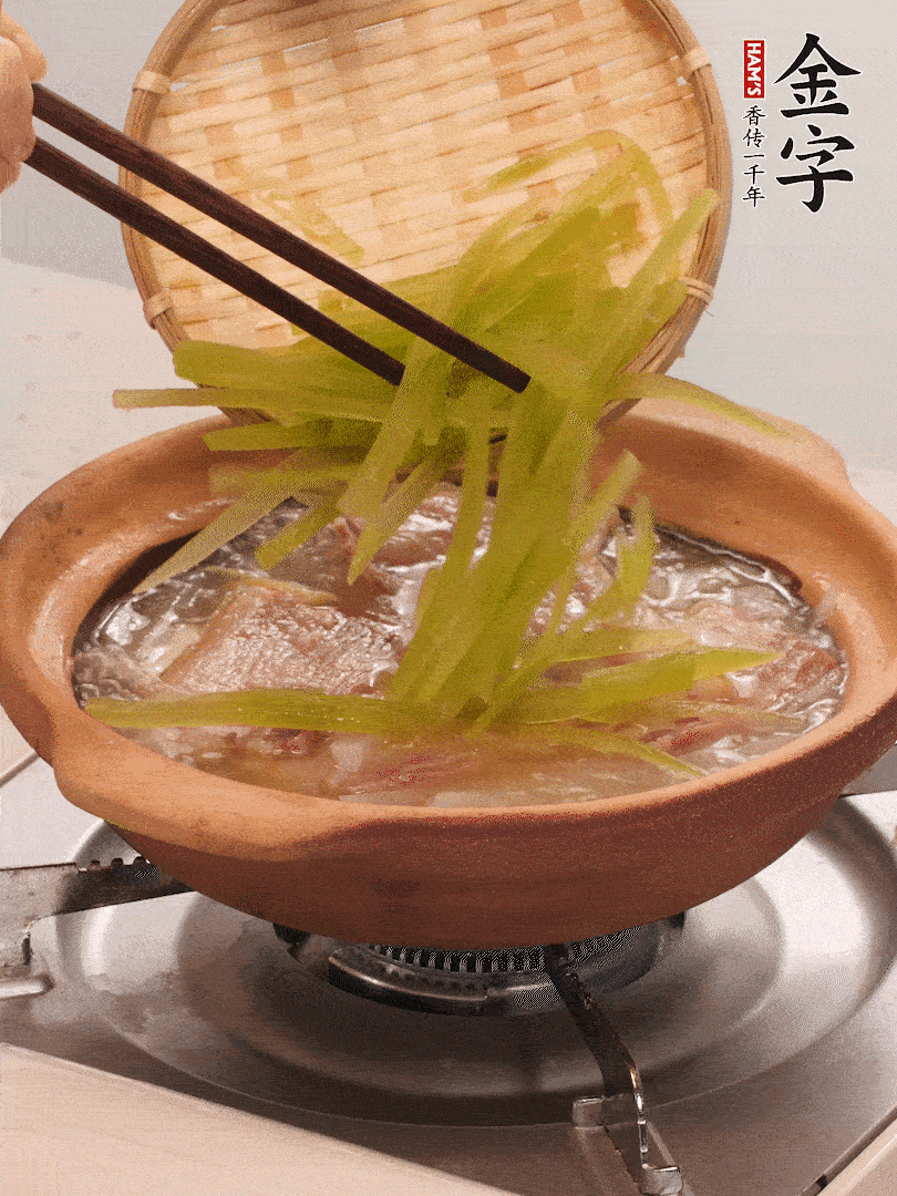 倒入熱水煮開后，轉小火燉煮10分鐘，呈奶白色湯底。