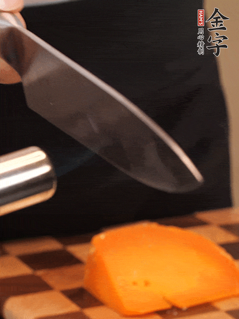 間隔擺上哈密瓜、奶酪、迷迭香、核桃仁