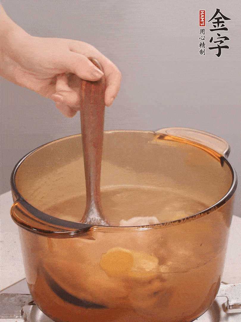 鴨肉、白果、火腿、生姜一起放入砂鍋，清水沒過食材，大火燉煮1小時