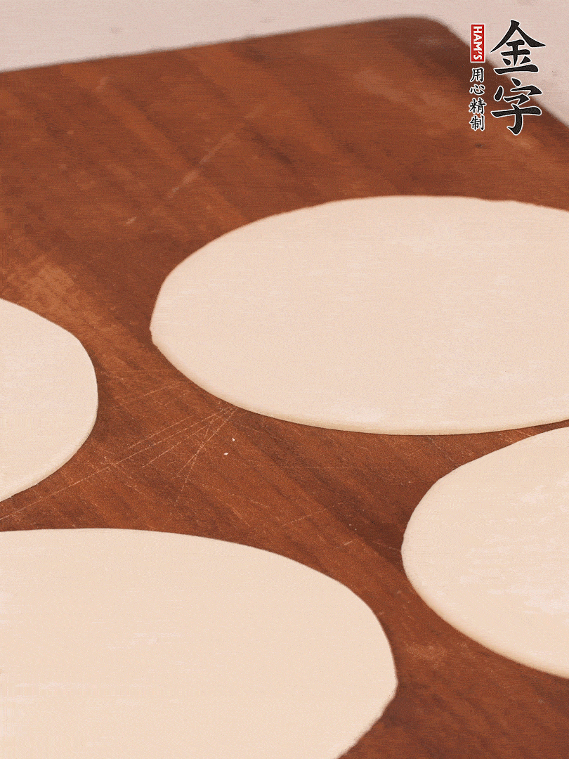 餃子皮均勻抹油，10張疊在一起，搟面杖搟開