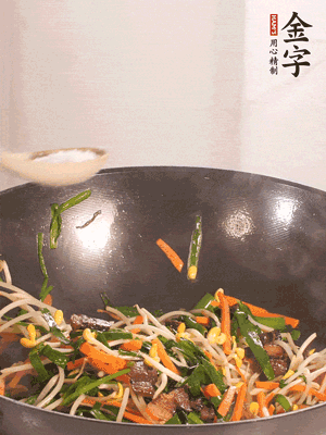 炒合菜：金字醬油肉、綠豆芽、韭菜