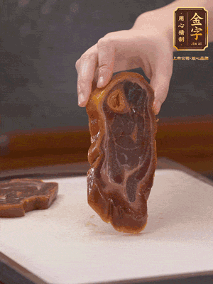 處理節瓜，刮掉表層的皮和毛，洗凈后去掉瓜蒂，切大塊