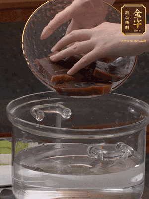 火腿蹄片冷水下鍋，水沸騰后煮5分鐘焯水