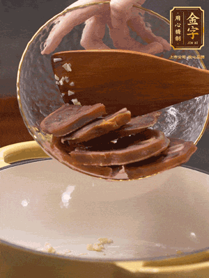 熱油爆香蒜粒、姜粒，加火腿蹄片煸炒一下