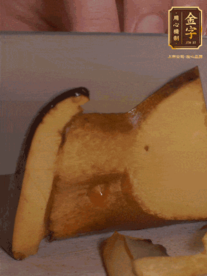 2個牛肝菌切丁，1個牛肝菌切片；金字香腸1根切丁，1根切片