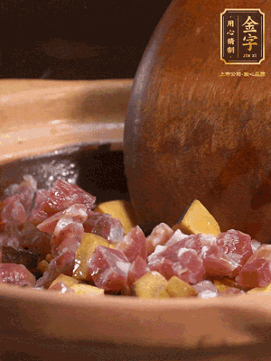 熱油下蒜片，倒入香腸丁、牛肝菌丁翻炒出香味