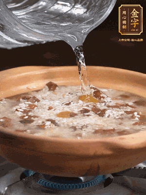 再倒入泡了30分鐘的大米翻拌均勻，加水稍微沒過（米水比例1:1），中火燜煮，到冒大泡，大致5分鐘