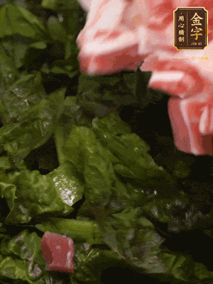 大米淘洗干凈，把食材全部放進去，加適量水攪拌均勻