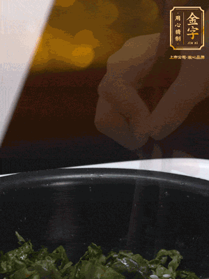 煮飯鍵開煮，根據(jù)個人口味加鹽