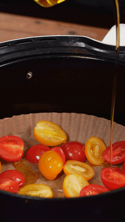 小番茄撒鹽胡椒，空氣炸鍋烤10分鐘至表面變皺