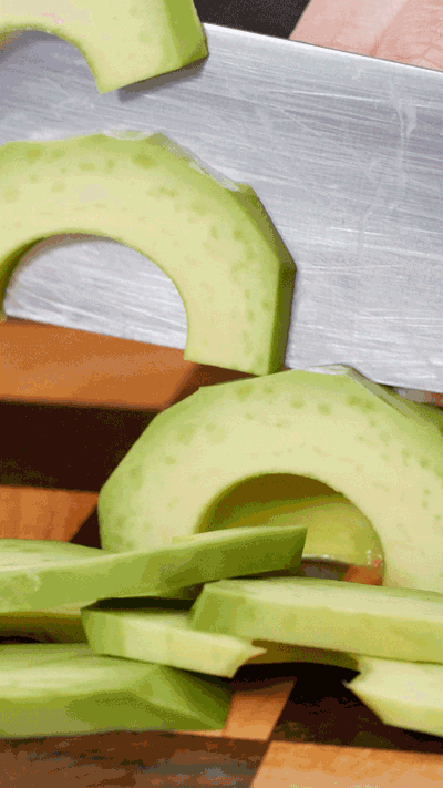 土司表面涂抹橄欖油，烤箱180°烤6 分鐘