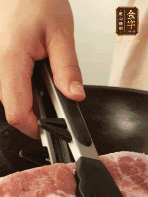 大塊五花肉皮面朝下，烙2-3分鐘