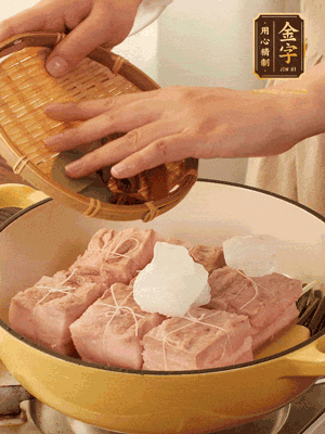 五花肉皮朝下，桂皮、八角、香葉、冰糖、生抽、花雕酒