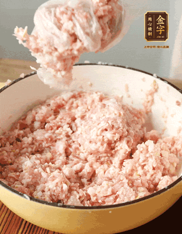 肉丁、咸肉丁、一丟丟鹽、料酒拌勻，反復(fù)摔打上勁。接著加入1兩蔥姜水，反復(fù)拌勻摔打上勁。前后共加3遍。3遍后筍丁，接著反復(fù)摔打上勁。最后加入1個(gè)蛋清、3茶匙生粉拌勻摔打上勁