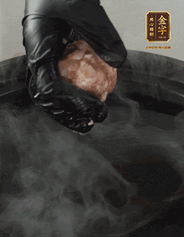 獅子頭摔打至圓潤(rùn)牢固，等水煮開(kāi)后，放獅子頭