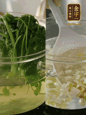 春筍切丁焯水；薺菜加鹽焯水，過涼水后切成細末