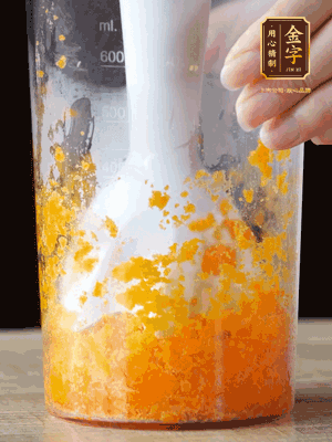 加玉米油、水怡、水揉搓成細(xì)膩的面團(tuán)。松弛半小時(shí)后，分成37g一個(gè)