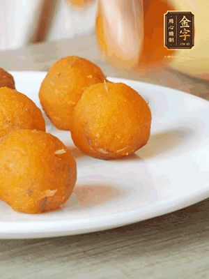 融化的黃油、芝士粉攪勻，加糖粉、蛋液、淡奶油、咸蛋黃攪勻，再加入玉米淀粉、奶粉拌勻，用不粘鍋炒至抱團(tuán)