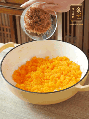 加火腿絲拌均，分成37g一個(gè)餡料，冷凍30分鐘