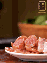 金字咸肉、金字香腸煮熟。咸肉切條、香腸切片備用。