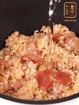 一起放入電飯鍋，加入剛好沒過食材的水。