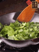 上海青切碎，用豬油炒到半熟