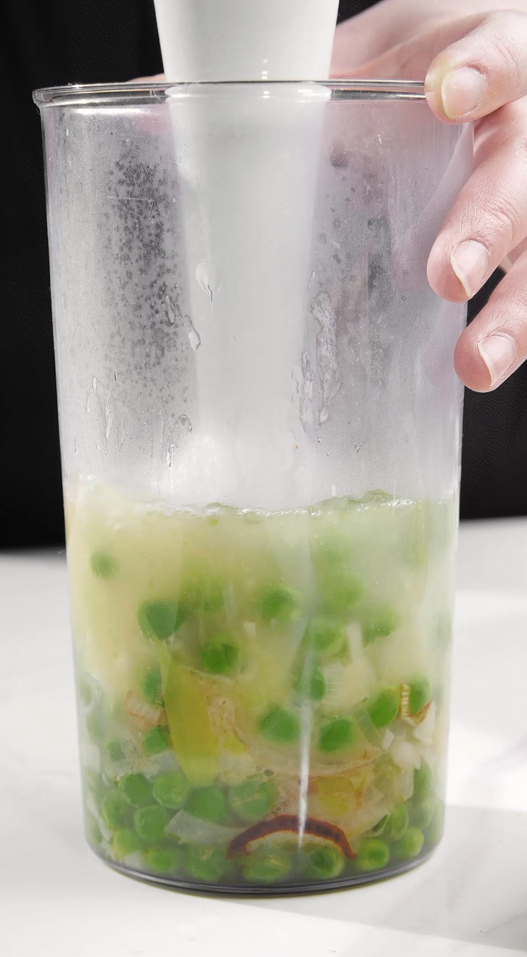 炒好的蔬菜+高湯或熱水，倒入破壁機攪打細膩絲滑即可。